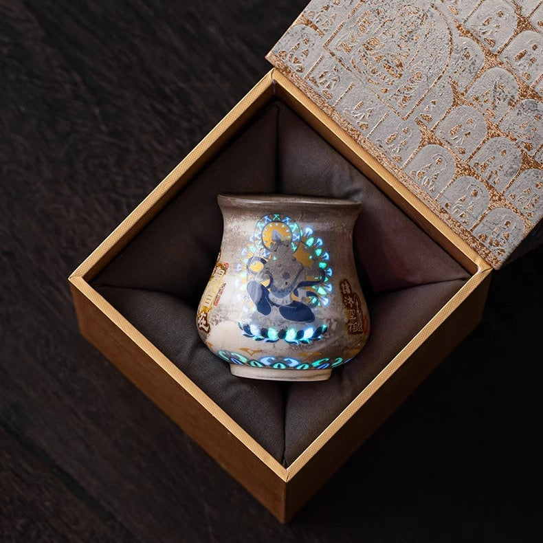 GUYU Wuxiang Regenbogenlicht Schatzvasen-Becher | Irisierendes buddhistisches Motiv | Dehua | 105ml