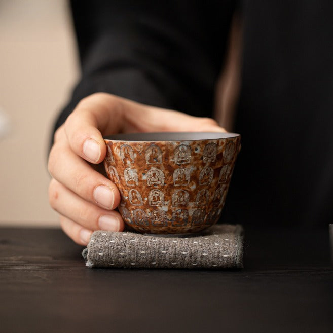 Meister-Teetasse „Zehntausend Buddhas“ mit Silbereinlage | Zen-buddhistisches Relief | 120 ml | Gongfu-Tee