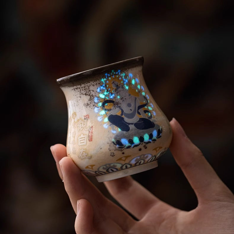 GUYU Wuxiang Regenbogenlicht Schatzvasen-Becher | Irisierendes buddhistisches Motiv | Dehua | 105ml